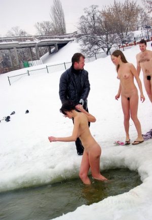【画像】ロシアの間で風邪防止にはだかで寒中水泳が流行る