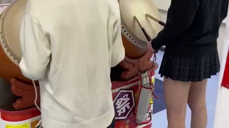 【画像】JKさん、太鼓の達人プレイ中にパンツを撮られてしまう