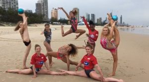 【画像】イギリスの体操部女子御一行、ビーチで開脚集合写真