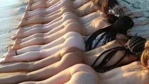 【画像】ラテン系まんさん「みんなで裸で砂浜に寝っ転がってみたw」ﾊﾟｼｬ