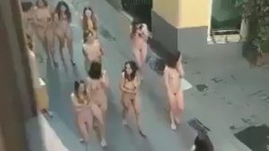 【朗報】フェミニストさん、全裸で街を練り歩いてしまう