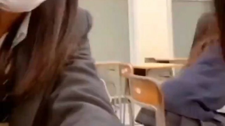 【動画】ミニスカJKさん、パンツ丸見えで椅子に座ってしまうwwwww