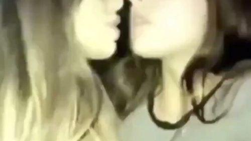 【動画】妹さん、姉にキスされると乳首がビンビンに勃つ