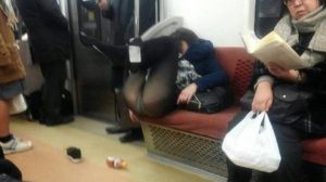 【画像】まんさん、電車でケツ丸出しで寝てしまうｗｗｗｗｗｗｗｗｗｗｗｗｗｗ