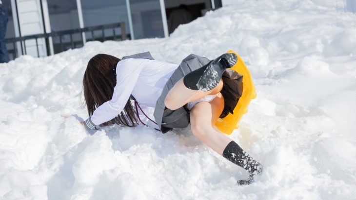 【画像】JKがスカートをはいてソリで雪遊びをした結果wwwwwwwww