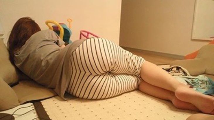 【画像】ソファーで寝てる姉のケツ、デカすぎる