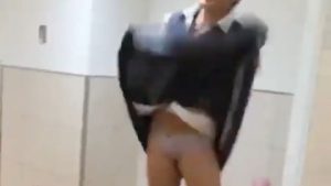 制服JKがおふざけでスカートたくし上げて思いっきり生パンツ晒す動画ｗｗｗ