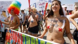 女性の胸は犯罪ではない 上半身裸の女性達が抗議デモ 男は海で裸でも逮捕されない（画像あり）