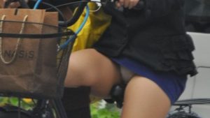 タイトスカートで自転車に乗ってる女って馬鹿なの？　▽になってる部分からパンツ丸見えなんだけど？
