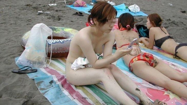 砂浜で素っ裸な女ｗｗｗｗｗｗ