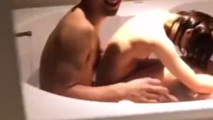 【動画】陽キャJDさん、当たり前のように男友達とお風呂に入ってしまうw w w w w w w w w w w w