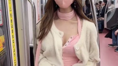 【動画】えちえち女さん、乗客のいる電車内でスカートをめくってパンツを見せてし……のアイキャッチ画像