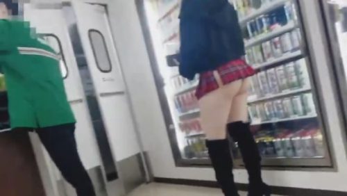 【動画】セブイレでお尻のはじまりが見えてるミニスカ女子