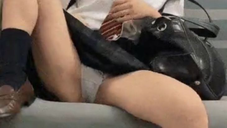 【動画】JK、電車内でパンツを見せつける